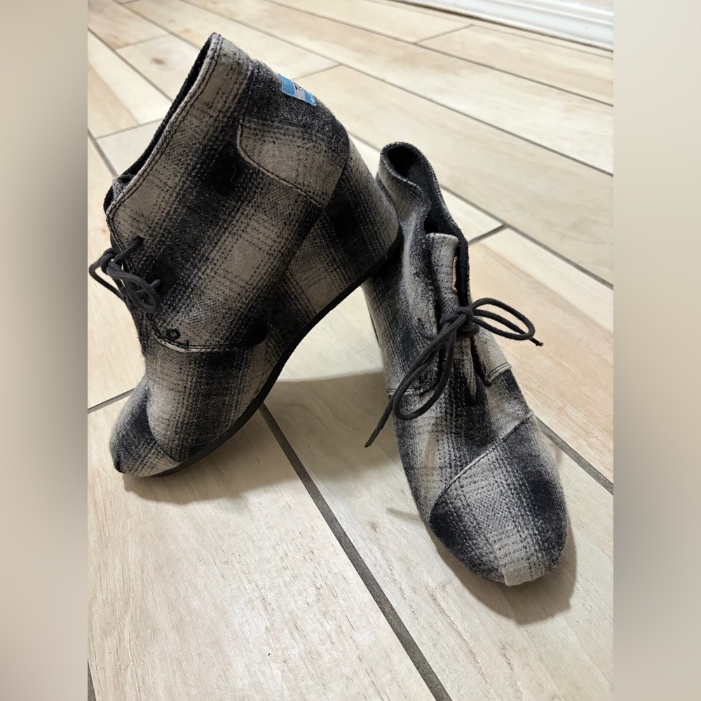 Tom’s Women’s 9.5W Plaid Lace-Up Wedge Boots - Black and Gray NWOT